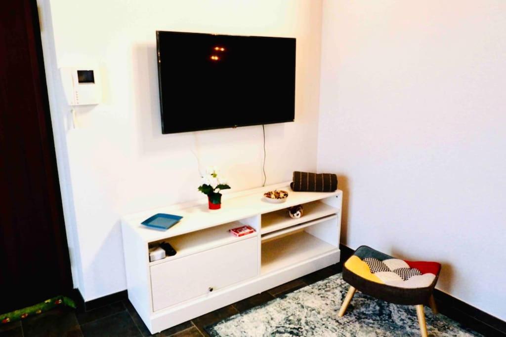 Attico Nel Cuore Delle Langhe - Free Parking Wi-Fi E Ac Alba  Buitenkant foto